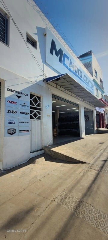 Fachada real Moto Center com entrada da loja aberta