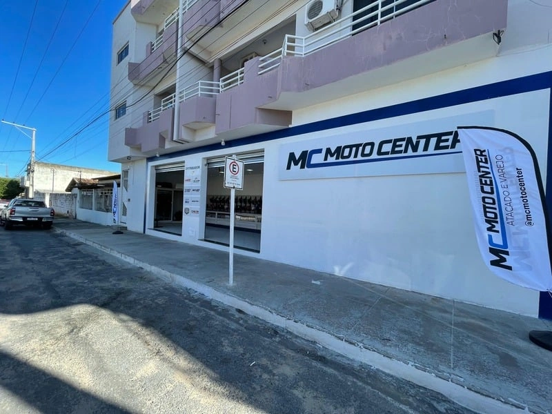 Fachada real da Moto Center, com placa e entrada para clientes