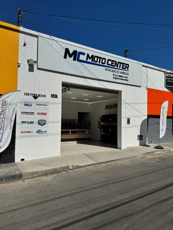 Loja Moto Center aberta, com interior visível pela entrada